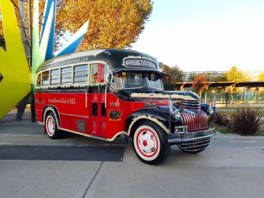 Buenos Aires 'e giden eski kırmızı Chevrolet 1946 otobüsü. Geleneksel dosya süsleri. Expo Fierro 2022 Klasik araba şovu