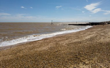 Güneşli bir günde Dovercourt Sahili manzarası, Essex, İngiltere
