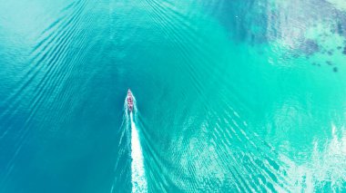 Açık denizdeki teknenin havadan görünüşü.