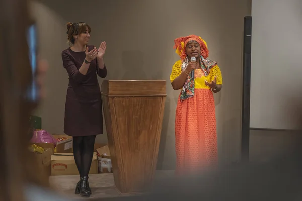 Mulher Negra Fazendo Discurso Durante Dia Internacional Mulher Dentro Casa — Fotografia de Stock