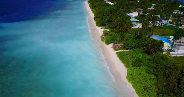 Αεροφωτογραφία Ενός Νησιού Σπίτια Και Δέντρα Δίπλα Στον Ωκεανό — Φωτογραφία Αρχείου