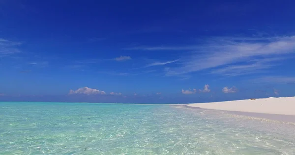 晴れた日にはターコイズブルーの海に面した砂浜の景色 — ストック写真