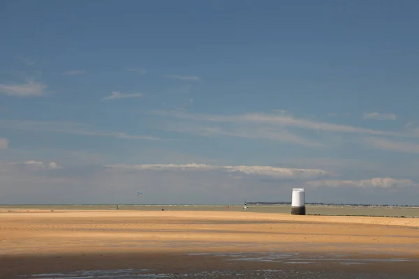 Белая Башня Песчаном Пляже Время Отлива — стоковое фото