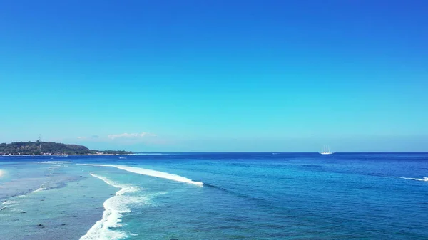 Una Bellissima Onda Blu Dell Oceano Che Colpisce Riva Delle — Foto Stock