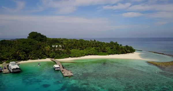 Una Vista Aérea Isla Rodeada Agua Esmeralda Maldivas — Foto de Stock
