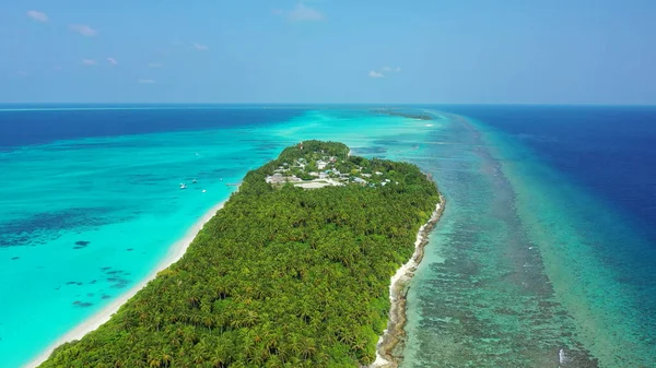 アジアの晴れた日に島のある海の美しい景色 — ストック写真