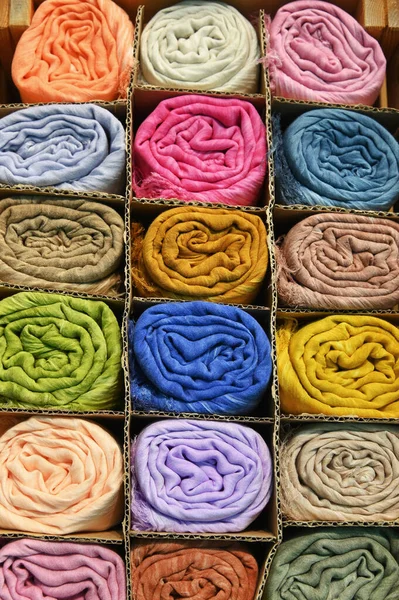 Plano Vertical Varios Colores Bufandas Pashmina Seda Étnica Cajas — Foto de Stock