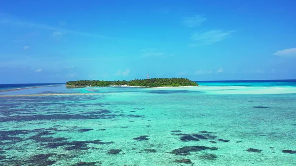 Una Isla Con Árboles Rodeada Océano Día Soleado — Foto de Stock