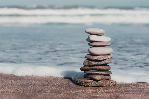 Shallow Focus Beach Stones Stacked Each Other Background Foamed Sea — Stock Photo, Image