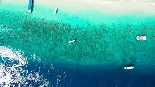 Una Vista Aérea Los Barcos Que Navegan Tranquilo Mar Azul —  Fotos de Stock