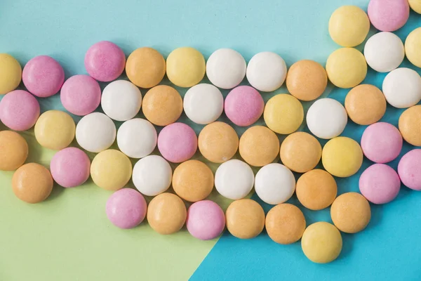 Gros Plan Des Bonbons Forme Bouton Sur Fond Coloré — Photo