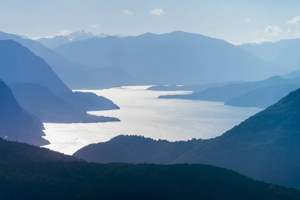 Une Vue Dessus Lac Avec Des Collines Arrière Plan — Photo