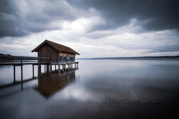 Vacker Morgon Landskap Med Båthus Molnig Himmel Ammersee Bayern Tyskland — Stockfoto