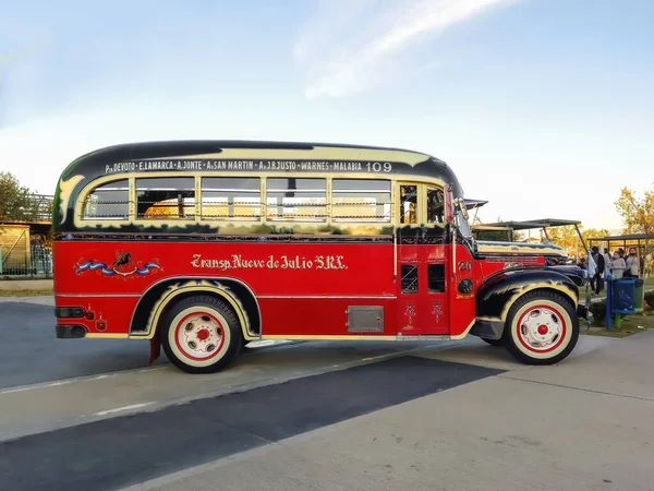 Buenos Aires 'e giden eski kırmızı Chevrolet 1946 otobüsü. Geleneksel dosya süsleri. Expo Fierro 2022 Klasik araba şovu