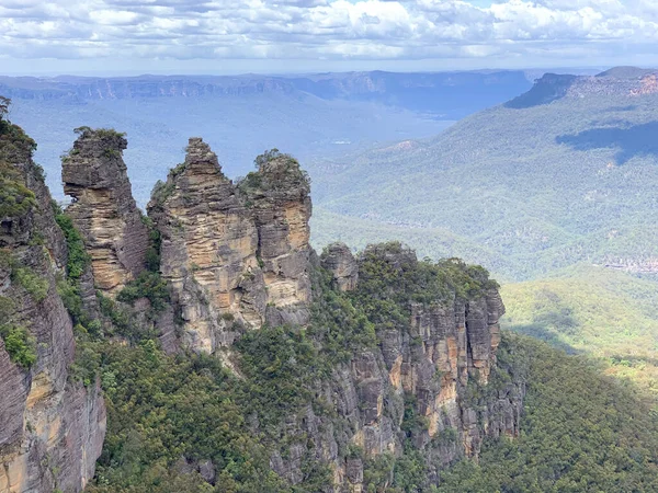 Uma Vista Panorâmica Formação Rochosa Das Três Irmãs Nas Montanhas — Fotografia de Stock