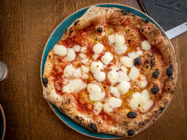 Μια Κορυφαία Άποψη Ενός Νόστιμα Πίτσα Margherita Ένα Ξύλινο Τραπέζι — Φωτογραφία Αρχείου