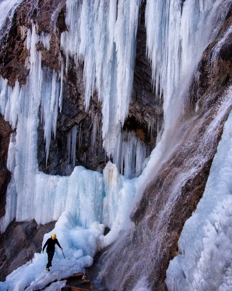 Vertical Shot Man Standing Frozen Waterfall Icicles — Stock Photo, Image