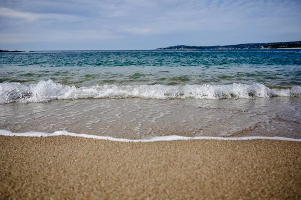 Malebný Pohled Oceánské Vlny Cákající Písečné Pláže Kopci Pozadí — Stock fotografie