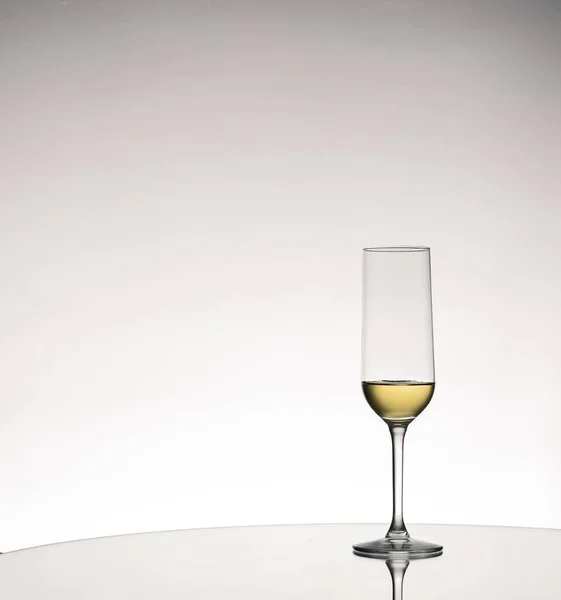 Copo Vinho Branco Com Reflexo Mesa — Fotografia de Stock