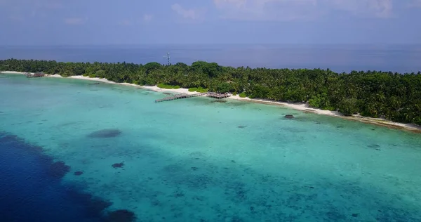 Drone Aereo Dell Oceano Cristallino Che Lava Spiaggia Una Piccola — Foto Stock