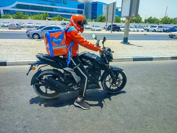 塔拉巴餐厅的一辆运送食品的自行车 车上有送货员 — 图库照片