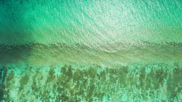 空中拍摄的闪亮透明宁静的海景 — 图库照片