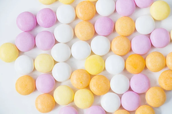 Gros Plan Petits Bonbons Colorés Sur Fond Blanc — Photo