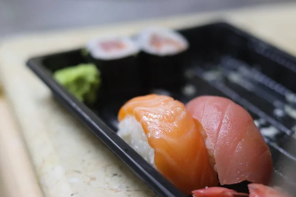 Een Selectieve Focus Shot Van Smakelijke Zalm Sushi Ingesteld Zwart — Stockfoto