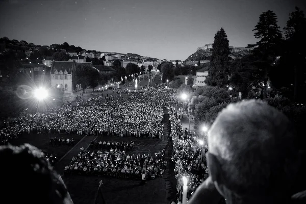Graustufen Von Menschenmenge Und Stadtbild Während Einer Christlichen Veranstaltung Lourdes — Stockfoto