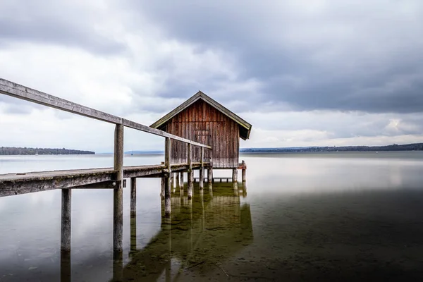 Eine Wunderschöne Morgenlandschaft Mit Bootshaus Unter Bewölktem Himmel Ammersee Bayern — Stockfoto