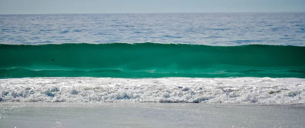 Uma Bela Vista Turquesa Ondas Borbulhantes Oceano Que Atinge Praia — Fotografia de Stock
