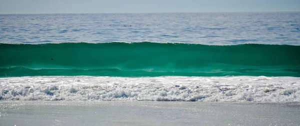 Una Hermosa Vista Turquesa Las Olas Burbujeantes Océano Que Golpea — Foto de Stock