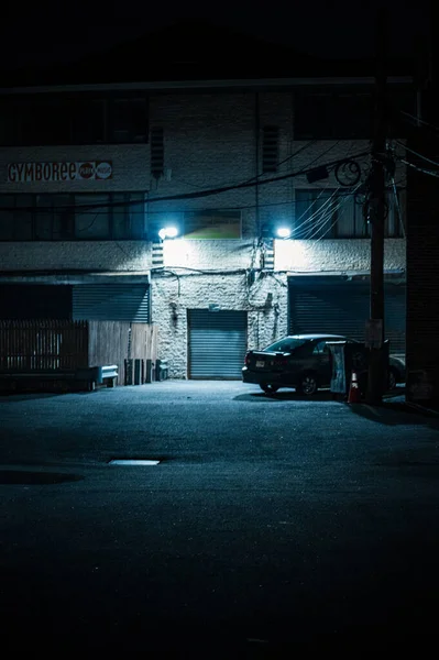 Машина Припаркована Пустой Улице Ночью — стоковое фото