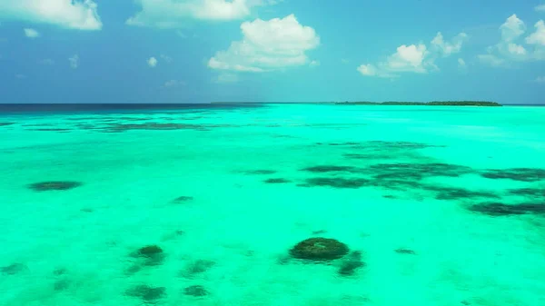 蓝云蓝天背景下的绿松石藻海水顶视图 — 图库照片