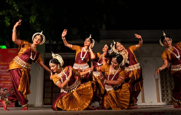 Indische Künstlerinnen Führen Indischen Klassischen Odissi Tanz Auf Der Bühne — Stockfoto