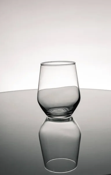 Plan Niveaux Gris Verre Vide Avec Reflet Sur Table — Photo