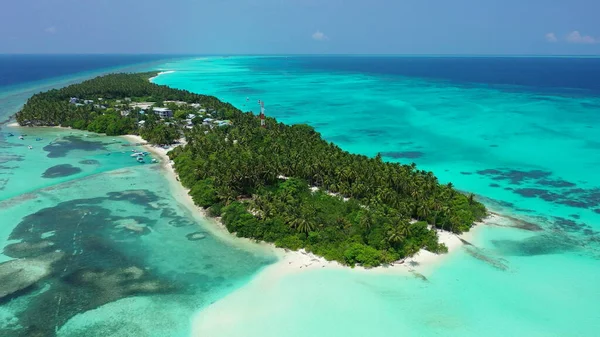 モルジブの青い空の下で木々の成長を背景にした美しい海の景色 — ストック写真