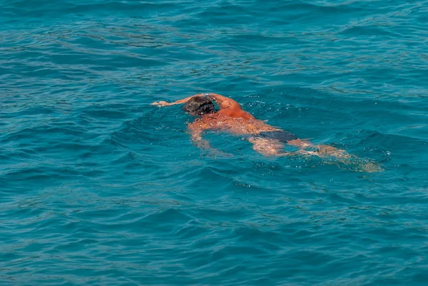 Primo Piano Uomo Che Nuota Nel Mare Una Giornata Sole — Foto Stock