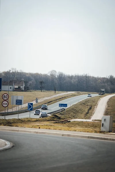 Coup Vertical Panneaux Signalisation Sur Route Brcko Bosnie Herzégovine — Photo