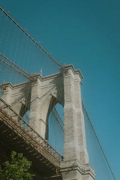 明るい空の下の橋の垂直ショット — ストック写真