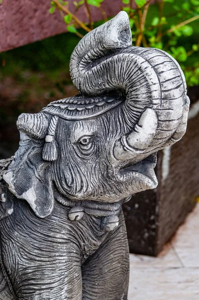Bahçedeki Bir Fil Heykelinin Dikey Yakın Çekimi — Stok fotoğraf