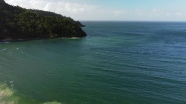 Maracas Beach Trinidad 'ın çeşitli yerlerinde insansız hava aracı uçuyor.