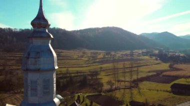 Romanya 'da manzarası güzel olan bir kilisenin kulesinin yakın plan HD görüntüsü.