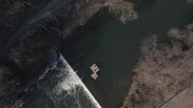 Barajı olan kırsal bir nehrin havadan görünüşü