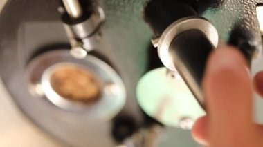 Kahve makinesindeki kahve çekirdeklerini yakından çek.