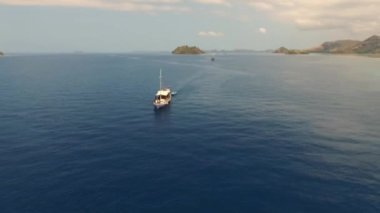 Labuan Bajo Okyanusu 'ndaki teknenin hava görüntüsü.