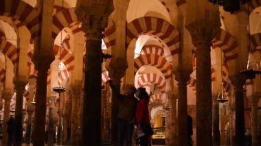 İspanya 'nın Cordoba Camii' nin güzel iç mekanı.