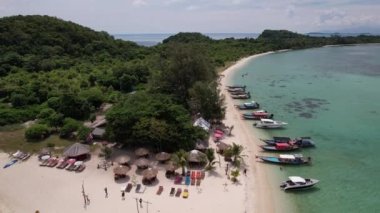 Sahilde dinlenen insanların HD görüntüsü.