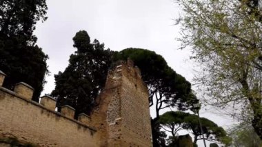 Roma, Lazio, İtalya 'nın merkezindeki Ostiense yakınlarındaki duvarların yüksek açılı bir görüntüsü.