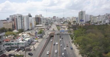 Şehir otoyolunun, binaların ve yapıların kuş bakışı görüntüsü